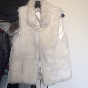 🔥✨White fax fur vest